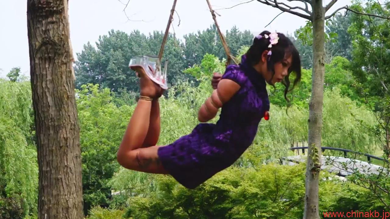 中國緊縛  嫣儿 公園で嫣儿を吊り上げ - chinakb