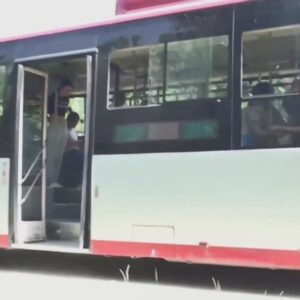 ハイジャックされた通行バス(下)