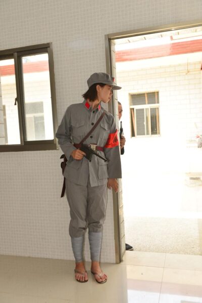 赤軍女戦士　厳文